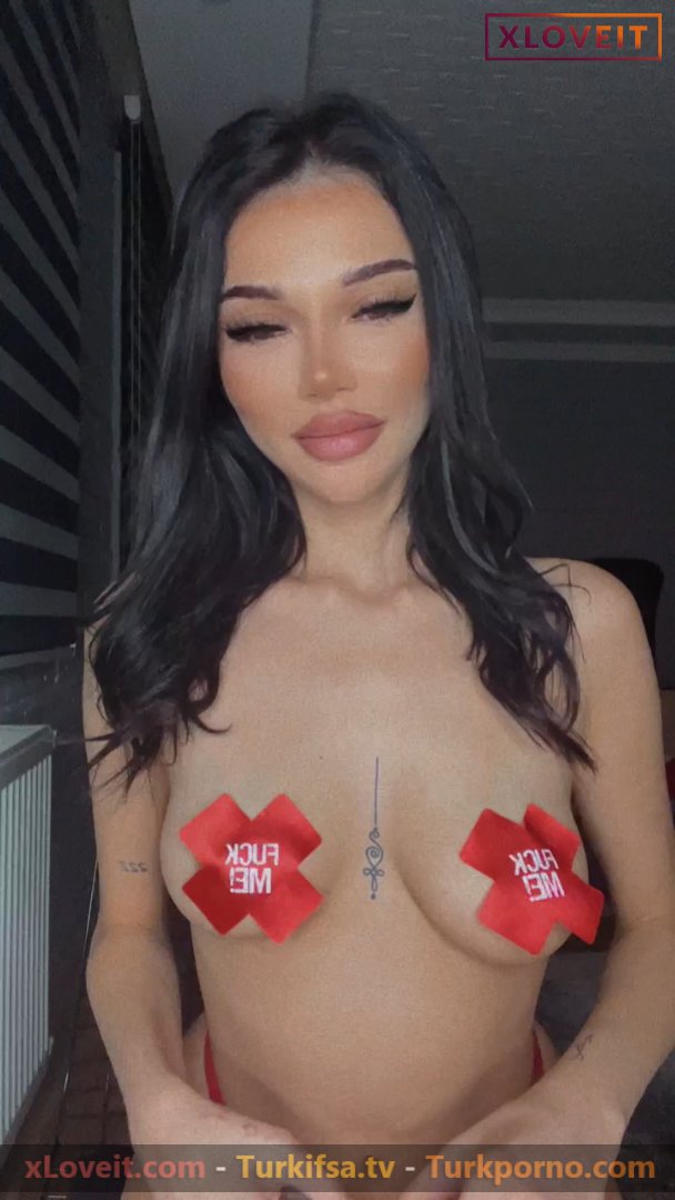 Cerhawk ifşa Meme uçları bantlı canlı yayında